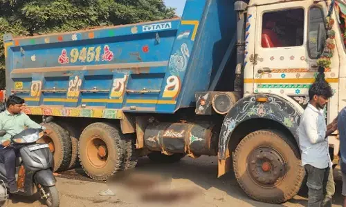 ಬಳ್ಳಾರಿ | ಬೈಕ್ ಗೆ ಲಾರಿ ಢಿಕ್ಕಿ : ಮಹಿಳೆ ಗಂಭೀರ