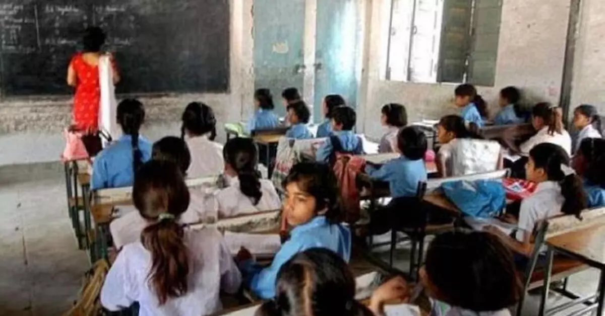 ಭಾರತದ 5,149 ಶಾಲೆಗಳಲ್ಲಿ ಅಧ್ಯಾಪಕರು ಮತ್ತು ಕಟ್ಟಡವಿದ್ದರೂ ವಿದ್ಯಾರ್ಥಿಗಳಿಲ್ಲ! ಭಾರತದ 5,149 ಶಾಲೆಗಳಲ್ಲಿ ಅಧ್ಯಾಪಕರು ಮತ್ತು ಕಟ್ಟಡವಿದ್ದರೂ ವಿದ್ಯಾರ್ಥಿಗಳಿಲ್ಲ!
