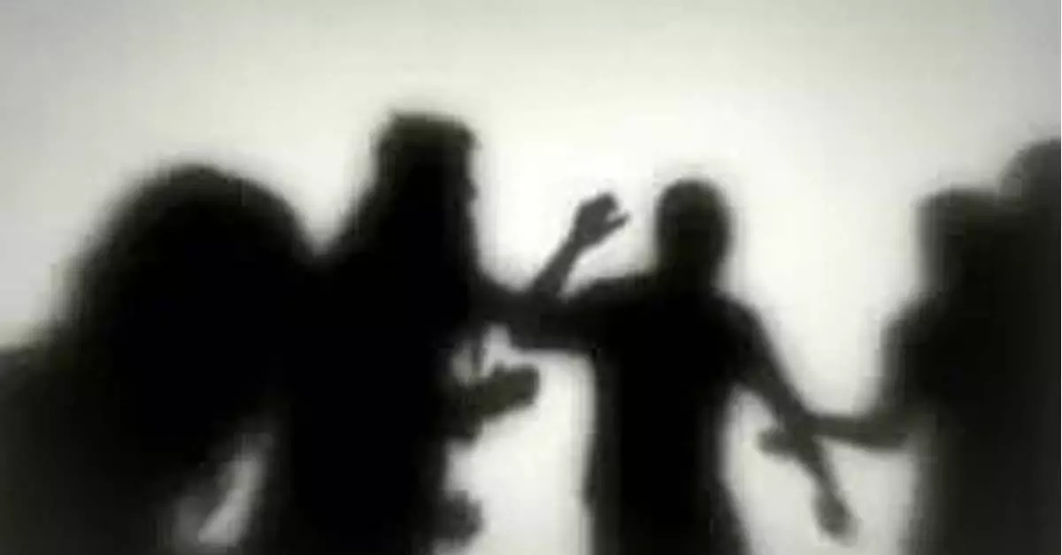 ಬಾಂಗ್ಲಾದೇಶದಲ್ಲಿ ಉದ್ವಿಗ್ನತೆ ಮುಂದುವರಿದಿರುವಂತೆಯೇ ವ್ಯಕ್ತಿಯ ಮೇಲೆ ಗುಂಪು ಹಲ್ಲೆ; ವರದಿ ಬಾಂಗ್ಲಾದೇಶದಲ್ಲಿ ಉದ್ವಿಗ್ನತೆ ಮುಂದುವರಿದಿರುವಂತೆಯೇ ವ್ಯಕ್ತಿಯ ಮೇಲೆ ಗುಂಪು ಹಲ್ಲೆ; ವರದಿ