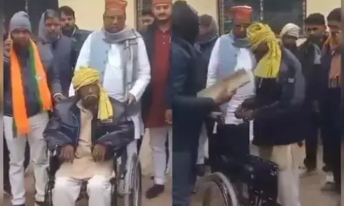 Uttar Pradesh | ವೀಲ್‌ ಚೇರ್‌ ವಿತರಣೆಯ ವೇಳೆ ಫೋಟೋ ಬಳಿಕ ಎದ್ದು ನಡೆದುಹೋದ ವೃದ್ಧ!