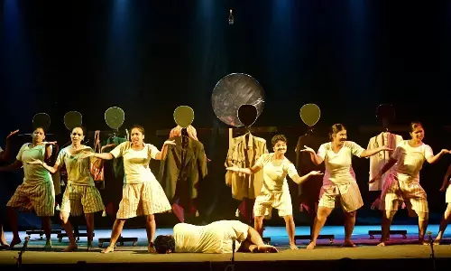 ಮಂಗಳೂರು | ʼಸಾಹೇಬರು ಬರುತ್ತಾರೆʼ ನಾಟಕ ಪ್ರದರ್ಶನ