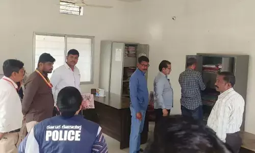 Sindhanur: ಆದಾಯ ಮೀರಿ ಆಸ್ತಿ ಸಂಪಾದನೆ ಆರೋಪ; ಜಿ.ಪಂ. ಎಇಇ  ಕಚೇರಿ ಮೇಲೆ ಲೋಕಾಯುಕ್ತ ದಾಳಿ