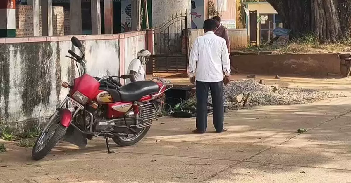 ತುಮಕೂರು: ಕಾರ್ಮಿಕರಿಂದ ಬರಿಗೈಯಲ್ಲಿ ಚರಂಡಿ ಶುಚಿಗೊಳಿಸಿದ ಹೊಳಕಲ್ಲು ಗ್ರಾ.ಪಂ.ಅಧಿಕಾರಿಗಳು; ಆರೋಪ ತುಮಕೂರು: ಕಾರ್ಮಿಕರಿಂದ ಬರಿಗೈಯಲ್ಲಿ ಚರಂಡಿ ಶುಚಿಗೊಳಿಸಿದ ಹೊಳಕಲ್ಲು ಗ್ರಾ.ಪಂ.ಅಧಿಕಾರಿಗಳು; ಆರೋಪ