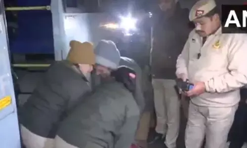 ಉನ್ನಾವೋ ಅತ್ಯಾಚಾರ ಪ್ರಕರಣದ ಆರೋಪಿ ಸೆಂಗಾರ್ ಗೆ ಜಾಮೀನು | ಇಂಡಿಯಾ ಗೇಟ್‌ ಬಳಿ ಸಂತ್ರಸ್ತೆ ಕುಟುಂಬದಿಂದ ಪ್ರತಿಭಟನೆ