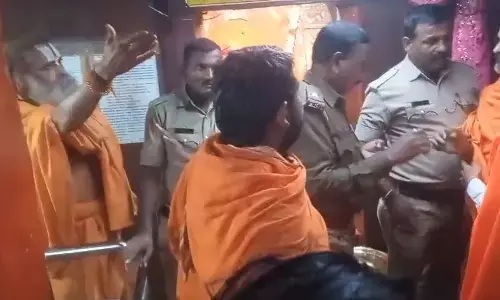 KOPPALA | ಅಂಜನಾದ್ರಿಯ ದೇವಾಲಯದ ಗರ್ಭಗುಡಿಯಲ್ಲಿ ಸ್ವಾಮೀಜಿಗಳ ಹೊಡೆದಾಟ: ವಿಡಿಯೋ ವೈರಲ್