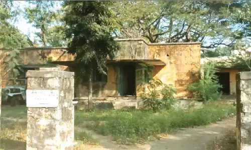 ಜನವಾಸವಿಲ್ಲದೆ ಪಾಳುಬಿದ್ದ ಅಧಿಕಾರಿಗಳ ವಸತಿಗೃಹ ; ವಾಸ್ತು ದೋಷವೆಂದು ವಾಸ ಮಾಡದ ಅಧಿಕಾರಿಗಳು