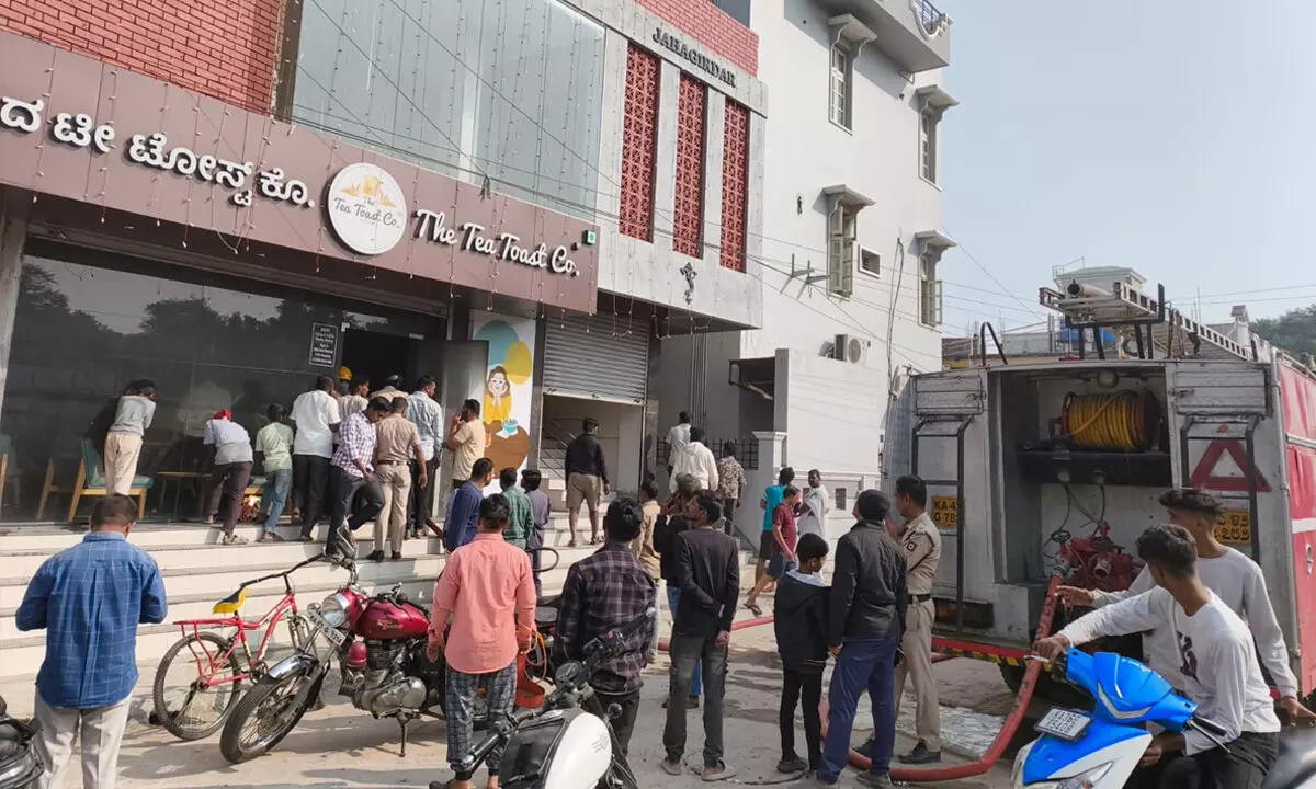 ರಾಯಚೂರು | ಟೀ ಅಂಗಡಿಯಲ್ಲಿ ಶಾಟ್ ಸರ್ಕ್ಯೂಟ್ನಿಂದ ಅಗ್ನಿ ಅವಘಡ ರಾಯಚೂರು | ಟೀ ಅಂಗಡಿಯಲ್ಲಿ ಶಾಟ್ ಸರ್ಕ್ಯೂಟ್ನಿಂದ ಅಗ್ನಿ ಅವಘಡ