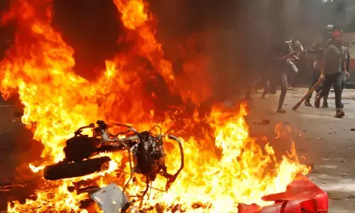 Bangladesh Crisis | ಬಾಂಗ್ಲಾ ಬಿಕ್ಕಟ್ಟು ಉಲ್ಬಣ: ಸ್ಫೋಟಕ್ಕೆ ಒಬ್ಬ ಬಲಿ