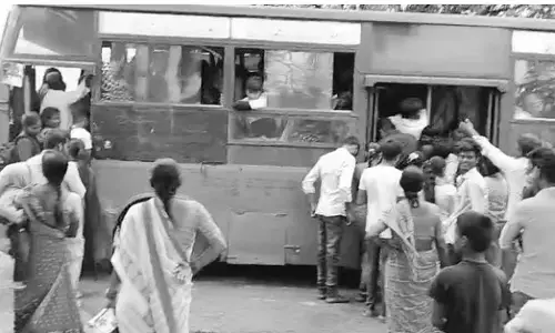 ಬಸ್ ಅನಾನುಕೂಲ: ವಿದ್ಯಾಭ್ಯಾಸಕ್ಕೆ ತೊಂದರೆ;  ಹೆಚ್ಚಿನ ಬಸ್ ಬಿಡಲು ವಿದ್ಯಾರ್ಥಿಗಳು, ಸಾರ್ವಜನಿಕರ ಆಗ್ರಹ