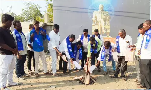 ಚಿಂಚೋಳಿ | ಮನಸ್ಮೃತಿಯನ್ನು ದಹಿಸಿ ಪ್ರಗತಿಪರರಿಂದ ಪ್ರತಿಭಟನೆ