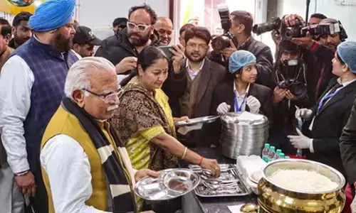 ಕೇವಲ 5 ರೂ.ಗೆ ಊಟ!; 100 ಅಟಲ್ ಕ್ಯಾಂಟೀನ್‌ ಗಳಿಗೆ ಚಾಲನೆ ನೀಡಿದ ದಿಲ್ಲಿ ಸರಕಾರ