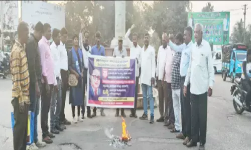 ಹುಣಸೂರು | ಪ್ರಗತಿಪರ ಸಂಘಟನೆಗಳಿಂದ ಮನುಸ್ಮೃತಿ ದಹನ