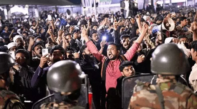 ಸಂಪಾದಕೀಯ | ಬಾಂಗ್ಲಾದಲ್ಲಿ ಭುಗಿಲೆದ್ದ ಹಿಂಸೆ: ಅಲ್ಪಸಂಖ್ಯಾತರ ರಕ್ಷಣೆಯಾಗಲಿ