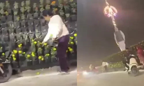 ಉತ್ತರ ಪ್ರದೇಶ | ಕಾರ್ಯಕ್ರಮದಿಂದ ಪ್ರಧಾನಿ ಮೋದಿ ನಿರ್ಗಮಿಸುತ್ತಿದ್ದಂತೆ ಹೂವಿನ ಕುಂಡಗಳನ್ನು ಹೊತ್ತೊಯ್ದ ಜನರು