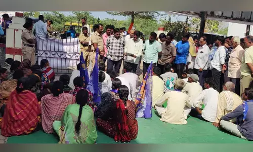 ಸೇಡಂ | ದುಗನೂರ ಗ್ರಾ.ಪಂ.ಯಲ್ಲಿ ಅವ್ಯವಹಾರ ಅರೋಪ : ತಾ.ಪಂ ಕಚೇರಿಗೆ ಮುತ್ತಿಗೆ