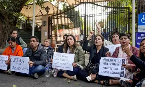 ಉನ್ನಾವೋ ಅತ್ಯಾಚಾರ ಪ್ರಕರಣ| ಕುಲದೀಪ್ ಸೆಂಗಾರ್‌ನ ಜೈಲು ಶಿಕ್ಷೆ ಅಮಾನತು ವಿರುದ್ಧ ದಿಲ್ಲಿ ಹೈಕೋರ್ಟ್ ಹೊರಗೆ ಪ್ರತಿಭಟನೆ