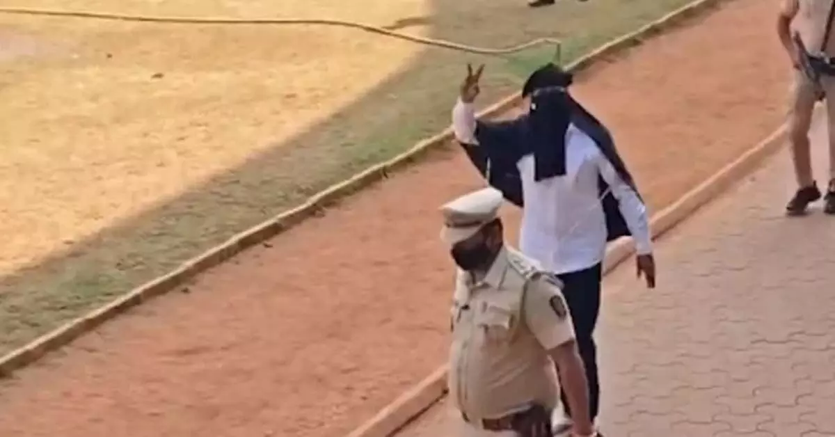 Pune | ಸ್ಥಳೀಯ ಸಂಸ್ಥೆ ಚುನಾವಣೆ: ಪೊಲೀಸ್ ಬೆಂಗಾವಲಿನಲ್ಲಿ ಮುಖ ಮುಚ್ಚಿಕೊಂಡು ಬಂದು ನಾಮಪತ್ರ ಸಲ್ಲಿಸಿದ ಗ್ಯಾಂಗ್ಸ್ಟರ್ Pune | ಸ್ಥಳೀಯ ಸಂಸ್ಥೆ ಚುನಾವಣೆ: ಪೊಲೀಸ್ ಬೆಂಗಾವಲಿನಲ್ಲಿ ಮುಖ ಮುಚ್ಚಿಕೊಂಡು ಬಂದು ನಾಮಪತ್ರ ಸಲ್ಲಿಸಿದ ಗ್ಯಾಂಗ್ಸ್ಟರ್