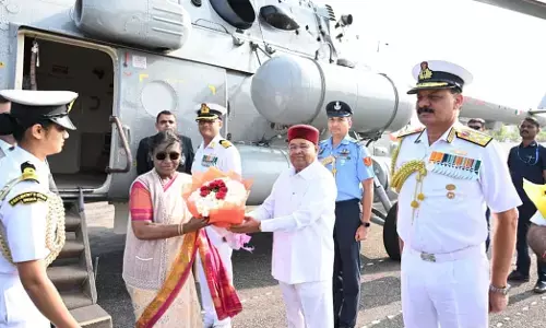 ಕಾರವಾರ: ಕದಂಬ ನೌಕಾನೆಲೆಗೆ ಆಗಮಿಸಿದ ರಾಷ್ಟ್ರಪತಿ ದ್ರೌಪದಿ ಮುರ್ಮು; ಗಣ್ಯರಿಂದ ಸ್ವಾಗತ