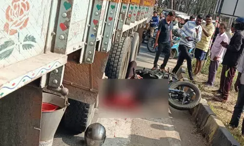 Shivamogga | ಲಾರಿಯಡಿಗೆ ಸಿಲುಕಿ ಬೈಕ್ ಸವಾರ ಮೃತ್ಯು