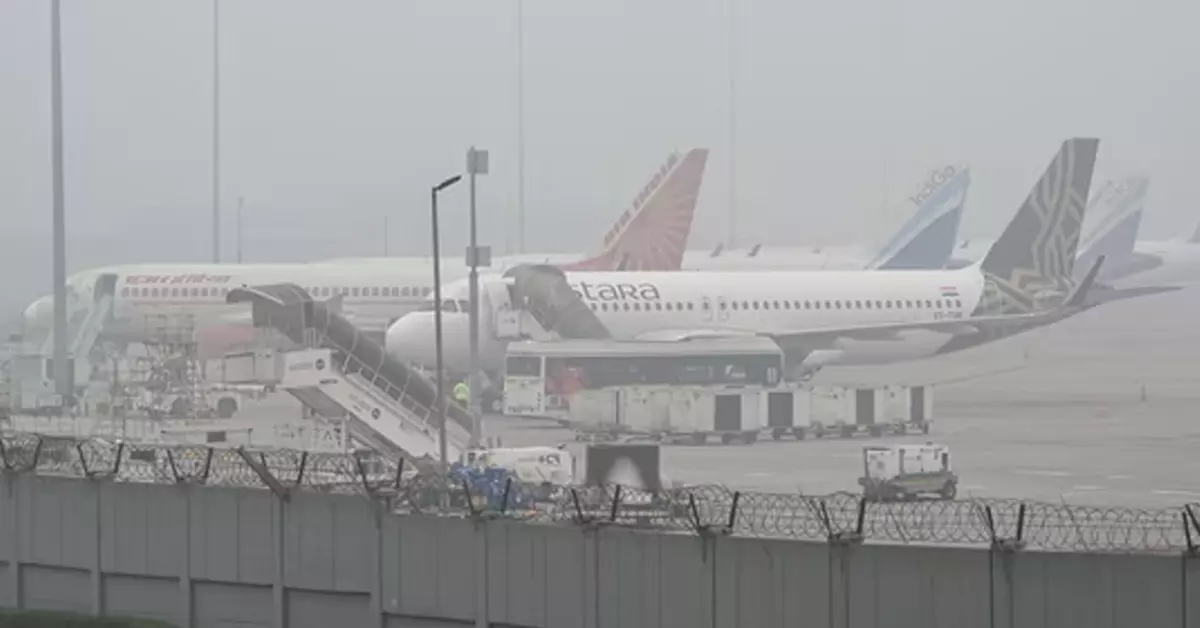 ದಿಲ್ಲಿಯನ್ನು ಆವರಿಸಿದ ದಟ್ಟ ಮಂಜು| 120ಕ್ಕೂ ಅಧಿಕ ವಿಮಾನಗಳ ಹಾರಾಟ ರದ್ದು ದಿಲ್ಲಿಯನ್ನು ಆವರಿಸಿದ ದಟ್ಟ ಮಂಜು| 120ಕ್ಕೂ ಅಧಿಕ ವಿಮಾನಗಳ ಹಾರಾಟ ರದ್ದು