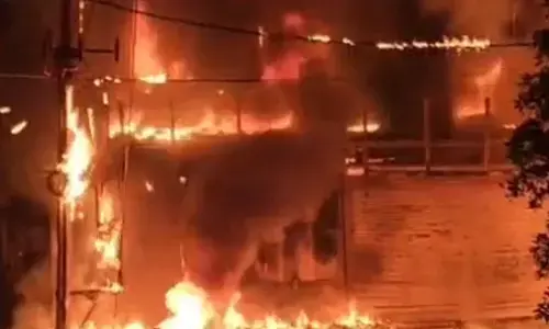 ವಿಜಯಪುರ | ಕೃಷ್ಣ ಪ್ಯಾಲೆಸ್ ನಲ್ಲಿ ಬೆಂಕಿ ಅವಘಡ : ಅಪಾರ ಹಾನಿ