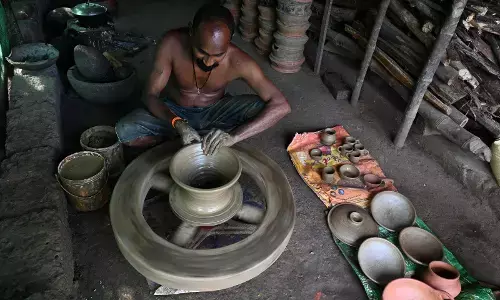 ಮಣ್ಣು ಮಾತಾಡಿಸುವ ಕೈಗಳು  ಕುಂಬಾರರ ಲೋಕದೊಳಗೊಂದು ಸುತ್ತು