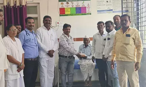 ಔರಾದ್ |  ಸಂಸದ ಸಾಗರ್ ಖಂಡ್ರೆ ಅವರ ಜನ್ಮದಿನದ ಅಂಗವಾಗಿ ರೋಗಿಗಳಿಗೆ ಹಣ್ಣು ವಿತರಣೆ