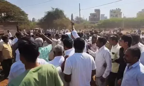 ಹುಮನಾಬಾದ್ | ಪ್ರೊಟೋಕಾಲ್ ಉಲ್ಲಂಘಿಸಿ ಭೂಮಿ ಪೂಜೆ ಆರೋಪ : ಬಿಜೆಪಿ ಶಾಸಕ ಸಿದ್ದು ಪಾಟೀಲ್ ಗೆ ಕಾಂಗ್ರೆಸ್ ಕಾರ್ಯಕರ್ತರಿಂದ ಮುತ್ತಿಗೆ