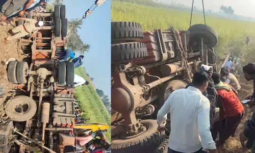 Belagavi | ಶಾಲೆಗೆ ಹೋಗುತ್ತಿದ್ದ ವಿದ್ಯಾರ್ಥಿಗಳ ಮೇಲೆ ಉರುಳಿ ಬಿದ್ದ ಲಾರಿ; ಓರ್ವ ಮೃತ್ಯು, ಇಬ್ಬರು ಗಂಭೀರ