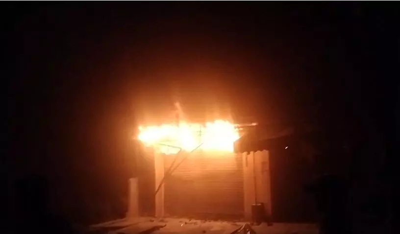 ಕೊಳ್ಳೇಗಾಲ | ಶಾರ್ಟ್ ಸರ್ಕ್ಯೂಟ್ ನಿಂದ ಅಂಗಡಿಯಲ್ಲಿ ಬೆಂಕಿ: ಅಪಾರ ನಷ್ಟ