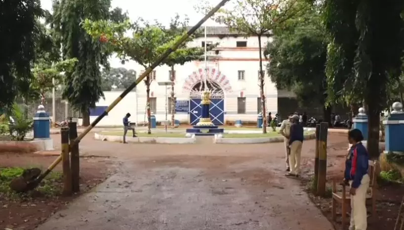 BELAGAVI | ಹಿಂಡಲಗಾ ಜೈಲಿಗೆ ಹೊರಗಡೆಯಿಂದ ಡ್ರಗ್ಸ್–ಮೊಬೈಲ್ ಎಸೆತ: ಸಿಸಿಟಿವಿ ಕ್ಯಾಮರಾದಲ್ಲಿ ಕೃತ್ಯ ಸೆರೆ