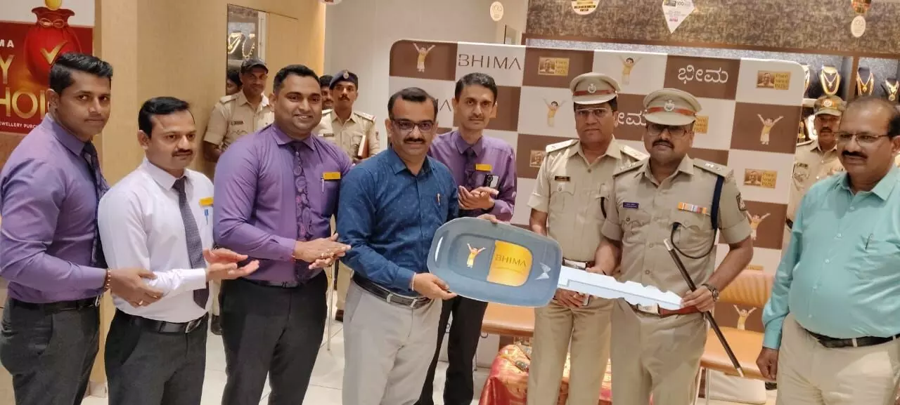 ಉಡುಪಿ ಭೀಮಾ ಜ್ಯುವೆಲ್ಲರ್ಸ್ನಿಂದ ಪೊಲೀಸ್ ಇಲಾಖೆಗೆ ಮಹೇಂದ್ರ ಬೊಲೆರೋ ಜೀಪ್ ಕೊಡುಗೆ ಉಡುಪಿ ಭೀಮಾ ಜ್ಯುವೆಲ್ಲರ್ಸ್ನಿಂದ ಪೊಲೀಸ್ ಇಲಾಖೆಗೆ ಮಹೇಂದ್ರ ಬೊಲೆರೋ ಜೀಪ್ ಕೊಡುಗೆ