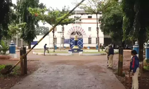 BELAGAVI | ಹಿಂಡಲಗಾ ಜೈಲಿಗೆ ಹೊರಗಡೆಯಿಂದ ಡ್ರಗ್ಸ್–ಮೊಬೈಲ್ ಎಸೆತ: ಸಿಸಿಟಿವಿ ಕ್ಯಾಮರಾದಲ್ಲಿ ಕೃತ್ಯ ಸೆರೆ