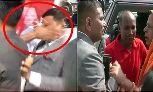 Vijayapura | ಪ್ರತಿಭಟನೆ ವೇಳೆ ಪೊಲೀಸ್ ಅಧಿಕಾರಿಗೆ ಸ್ವಾಮೀಜಿಯಿಂದ ಕಪಾಳಮೋಕ್ಷ; ವಿಡಿಯೋ ವೈರಲ್‌