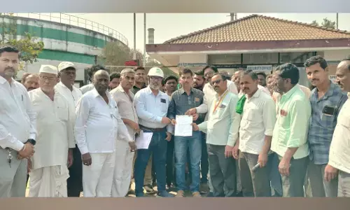 ಅಫಜಲಪುರ | ಕಬ್ಬು ಕಟಾವು ಹೆಸರಿನಲ್ಲಿ ರೈತರಿಗೆ ವಂಚನೆ ಆರೋಪ :  ರೇಣುಕಾ ಸಕ್ಕರೆ ಕಾರ್ಖಾನೆ ಎದುರು ರೈತರ ಪ್ರತಿಭಟನೆ