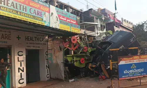 ಹುಮನಾಬಾದ್ | ಬ್ರೇಕ್ ವಿಫಲಗೊಂಡ ರಾಶಿ ಯಂತ್ರ ಆಟೋಗೆ ಢಿಕ್ಕಿ : ತಪ್ಪಿದ ಭಾರಿ ಅನಾಹುತ