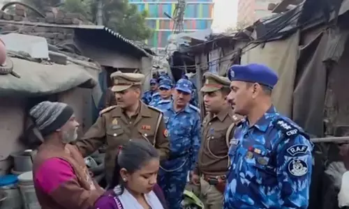 Uttar Pradesh| ಮೊಬೈಲ್ ಫೋನ್‌ನಲ್ಲಿ ಸ್ಕ್ಯಾನ್ ಮಾಡಿ ವ್ಯಕ್ತಿಯನ್ನು ಬಾಂಗ್ಲಾದೇಶಿ ಎಂದ ಪೊಲೀಸ್ ಅಧಿಕಾರಿ: ವಿಡಿಯೋ ವೈರಲ್