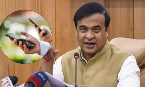 ಅಸ್ಸಾಂ ಸರಕಾರವು ಉಡುಗೊರೆಯಾಗಿ ನೀಡಿದ್ದ ಮೊಬೈಲ್‌ಗಳನ್ನು ಮರಳಿಸಿದ ಪತ್ರಕರ್ತರು