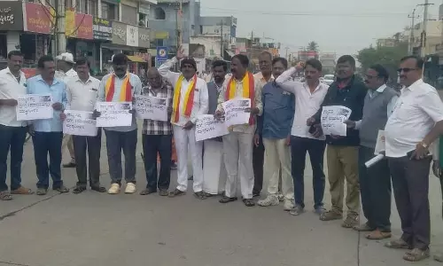 ಡ್ರಗ್ಸ್ ಮಾರಾಟಕ್ಕೆ ಕಡಿವಾಣ ಹಾಕುವಲ್ಲಿ ರಾಜ್ಯ ಸರಕಾರ ವಿಫಲ ಆರೋಪಿಸಿ ಕರ್ನಾಟಕ ಸೇನಾಪಡೆ ಸಂಘಟನೆಯಿಂದ ಪ್ರತಿಭಟನೆ