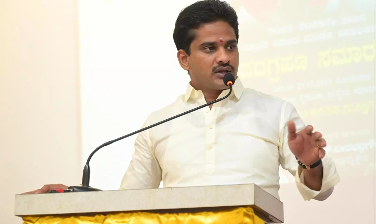 ಬಳ್ಳಾರಿ ಗುಂಪು ಘರ್ಷಣೆ: ಶಾಸಕ ಭರತ್ ರೆಡ್ಡಿ ಸಹಿತ 40ಕ್ಕೂ ಅಧಿಕ ಮಂದಿಯ ವಿರುದ್ಧ FIR ಬಳ್ಳಾರಿ ಗುಂಪು ಘರ್ಷಣೆ: ಶಾಸಕ ಭರತ್ ರೆಡ್ಡಿ ಸಹಿತ 40ಕ್ಕೂ ಅಧಿಕ ಮಂದಿಯ ವಿರುದ್ಧ FIR