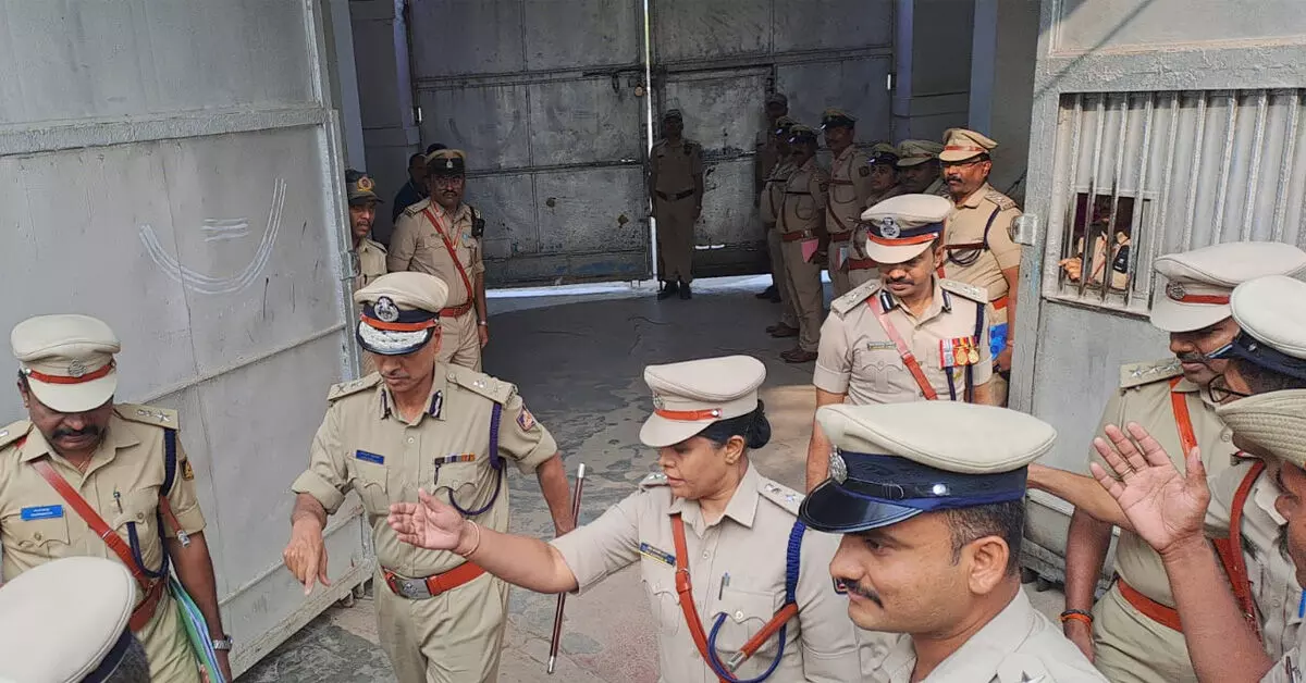 ಕೈದಿಗಳ ಜೂಜಾಟದ ವೀಡಿಯೊ ವೈರಲ್ ಪ್ರಕರಣ : ಕಲಬುರಗಿ ಕೇಂದ್ರ ಕಾರಾಗೃಹಕ್ಕೆ ಡಿಜಿಪಿ ಅಲೋಕ್ ಕುಮಾರ್ ಭೇಟಿ, ಪರಿಶೀಲನೆ ಕೈದಿಗಳ ಜೂಜಾಟದ ವೀಡಿಯೊ ವೈರಲ್ ಪ್ರಕರಣ : ಕಲಬುರಗಿ ಕೇಂದ್ರ ಕಾರಾಗೃಹಕ್ಕೆ ಡಿಜಿಪಿ ಅಲೋಕ್ ಕುಮಾರ್ ಭೇಟಿ, ಪರಿಶೀಲನೆ