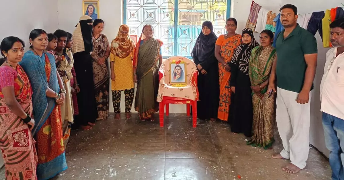 ಹಟ್ಟಿಯಲ್ಲಿ ಜನವಾದಿ ಮಹಿಳಾ ಸಂಘಟನೆಯಿಂದ ಸಾವಿತ್ರಿಬಾಯಿ ಫುಲೆ ಜನ್ಮದಿನಾಚರಣೆ ಹಟ್ಟಿಯಲ್ಲಿ ಜನವಾದಿ ಮಹಿಳಾ ಸಂಘಟನೆಯಿಂದ ಸಾವಿತ್ರಿಬಾಯಿ ಫುಲೆ ಜನ್ಮದಿನಾಚರಣೆ