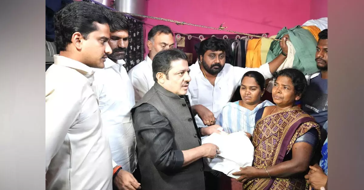 ಬಳ್ಳಾರಿ ಗುಂಪು ಘರ್ಷಣೆ | ಮೃತ ರಾಜಶೇಖರ್ ನಿವಾಸಕ್ಕೆ ಸಚಿವ ಝಮೀರ್ ಅಹ್ಮದ್ ಭೇಟಿ ಬಳ್ಳಾರಿ ಗುಂಪು ಘರ್ಷಣೆ | ಮೃತ ರಾಜಶೇಖರ್ ನಿವಾಸಕ್ಕೆ ಸಚಿವ ಝಮೀರ್ ಅಹ್ಮದ್ ಭೇಟಿ