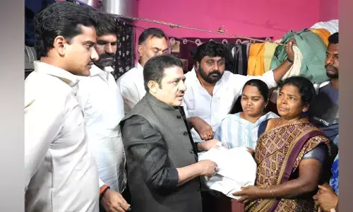 ಬಳ್ಳಾರಿ ಗುಂಪು ಘರ್ಷಣೆ | ಮೃತ ರಾಜಶೇಖರ್ ನಿವಾಸಕ್ಕೆ ಸಚಿವ ಝಮೀರ್ ಅಹ್ಮದ್ ಭೇಟಿ