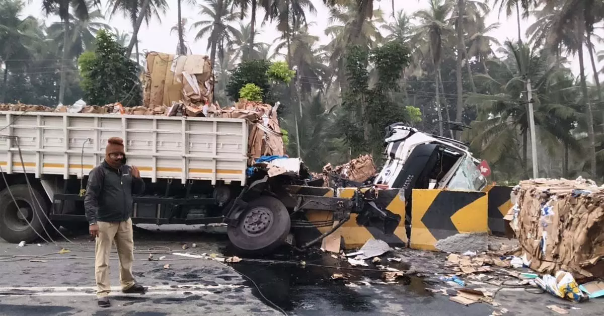 ಚಾಮರಾಜನಗರ | ದಟ್ಟ ಮಂಜು: ಡಿವೈಡರ್ಗೆ ಢಿಕ್ಕಿಯಾದ ಲಾರಿ; ಚಾಲಕನಿಗೆ ಗಾಯ ಚಾಮರಾಜನಗರ | ದಟ್ಟ ಮಂಜು: ಡಿವೈಡರ್ಗೆ ಢಿಕ್ಕಿಯಾದ ಲಾರಿ; ಚಾಲಕನಿಗೆ ಗಾಯ
