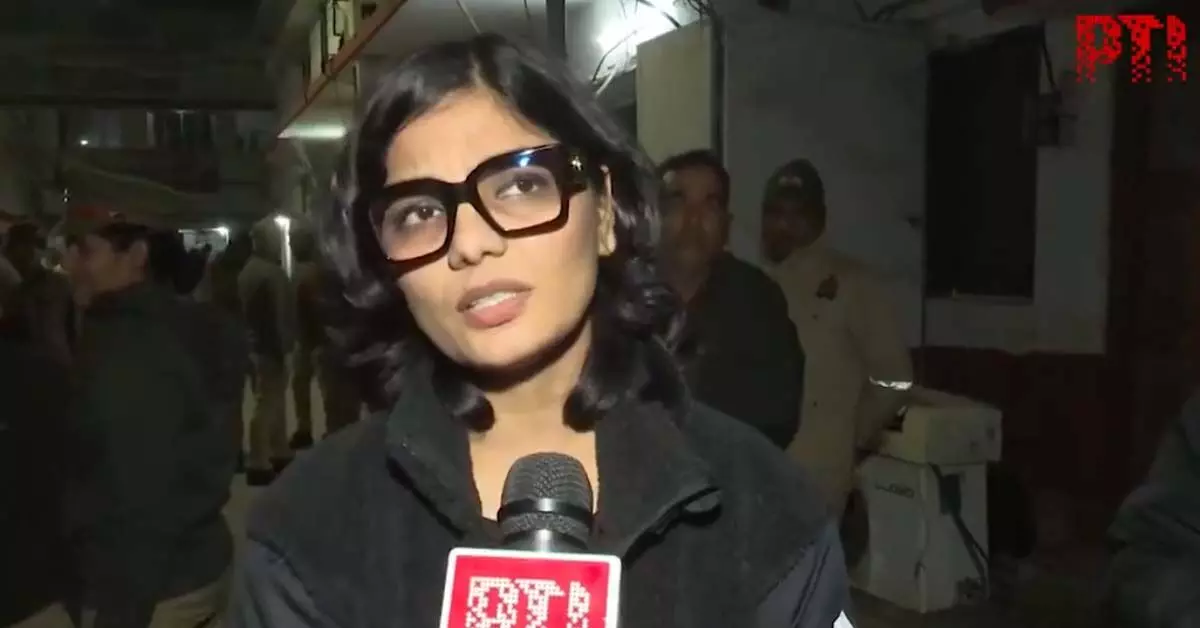 Uttar Pradesh | ಪಹಲ್ಗಾಮ್ ದಾಳಿ ಕುರಿತ ಪೋಸ್ಟ್: ಪೊಲೀಸ್ ಠಾಣೆಗೆ ಹಾಜರಾದ ಜಾನಪದ ಗಾಯಕಿ ನೇಹಾ ಸಿಂಗ್ Uttar Pradesh | ಪಹಲ್ಗಾಮ್ ದಾಳಿ ಕುರಿತ ಪೋಸ್ಟ್: ಪೊಲೀಸ್ ಠಾಣೆಗೆ ಹಾಜರಾದ ಜಾನಪದ ಗಾಯಕಿ ನೇಹಾ ಸಿಂಗ್