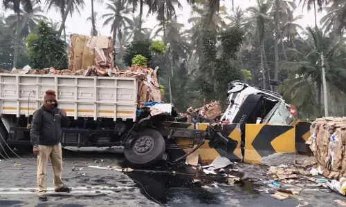 ಚಾಮರಾಜನಗರ | ದಟ್ಟ ಮಂಜು: ಡಿವೈಡರ್‌ಗೆ ಢಿಕ್ಕಿಯಾದ ಲಾರಿ; ಚಾಲಕನಿಗೆ ಗಾಯ