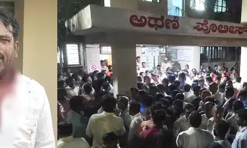 ಬೆಳಗಾವಿ | ಬಿಡಿಸಿಸಿ ಬ್ಯಾಂಕ್ ವರ್ಕರ್ಸ್ ಯೂನಿಯನ್ ಅಧ್ಯಕ್ಷರ ಮೇಲೆ ಶಾಸಕ ಲಕ್ಷ್ಮಣ ಸವದಿ ಪುತ್ರ, ಬೆಂಬಲಿಗನಿಂದ ಹಲ್ಲೆ: ಆರೋಪ