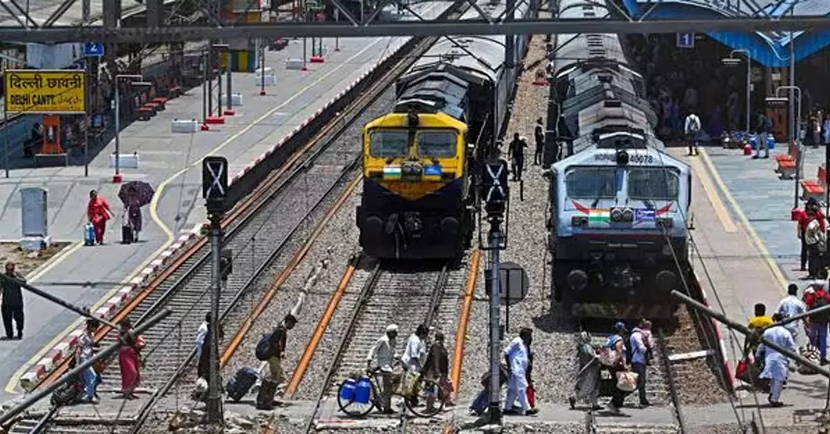 FY26 ರಲ್ಲಿ ಭಾರತೀಯ ರೈಲ್ವೇ ಎರಡು ಬಾರಿ ದರ ಏರಿಕೆ ಮಾಡಲು ಕಾರಣವೇನು? FY26 ರಲ್ಲಿ ಭಾರತೀಯ ರೈಲ್ವೇ ಎರಡು ಬಾರಿ ದರ ಏರಿಕೆ ಮಾಡಲು ಕಾರಣವೇನು?