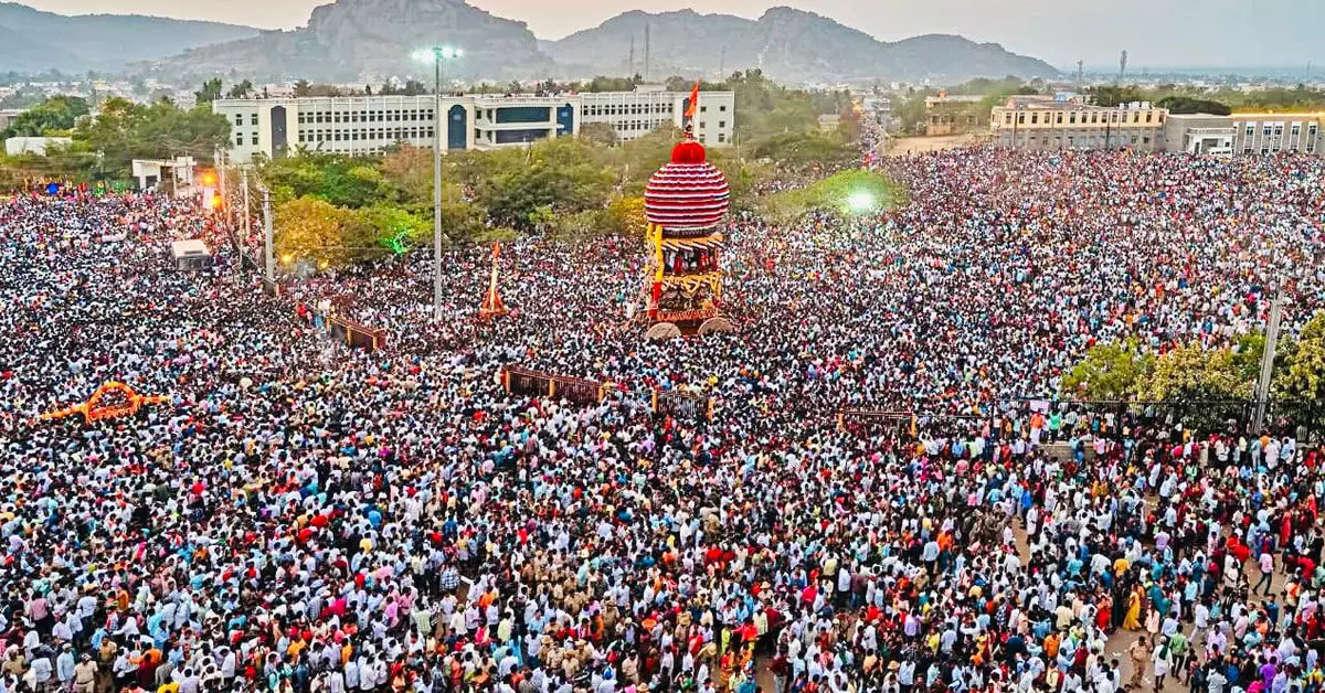 Koppal | ಅದ್ದೂರಿಯಾಗಿ ನಡೆದ ಶ್ರೀಗವಿಮಠ ಮಹಾರಥೋತ್ಸವ Koppal | ಅದ್ದೂರಿಯಾಗಿ ನಡೆದ ಶ್ರೀಗವಿಮಠ ಮಹಾರಥೋತ್ಸವ